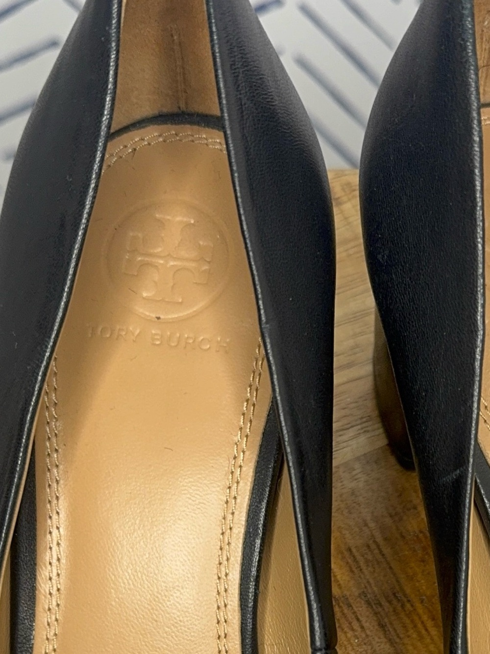 Tory Burch Black Leather Block Heel Pumps Gold Logo Medallion Excellent Size 8.5 - Picture 10 of 11
